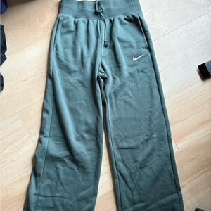 NEVER WORN HAS TAG Nike women’s Green Sweatpants